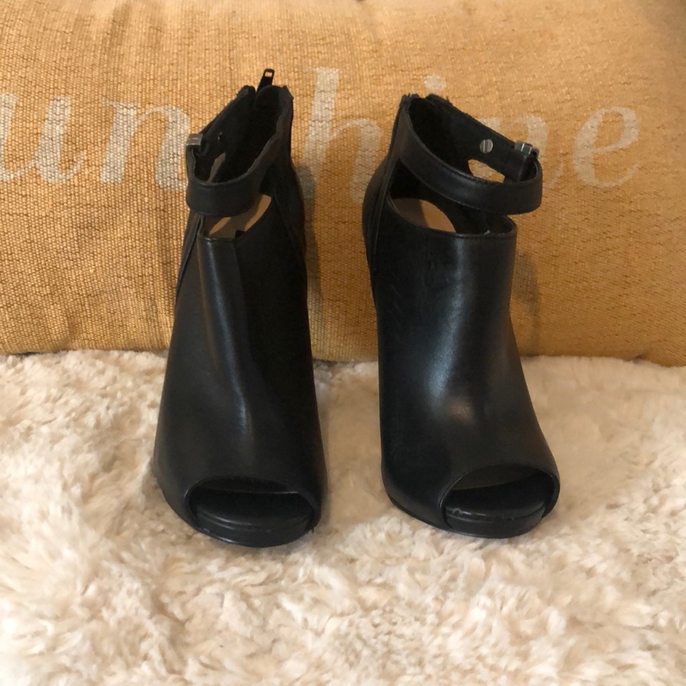 Shoemint size 6 peeptoe bootie